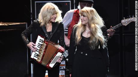Christine McVie (L) and Stevie Nicks