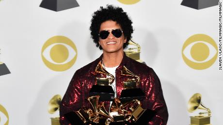Nachdem Bruno Mars der kulturellen Aneignung beschuldigt wird, kommen schwarze Prominente zu seiner Verteidigung