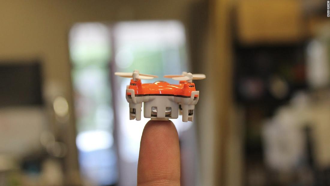 Manufacturers once boasted of drones that could fit in the palm of your hand. The Aerix Aerius takes that claim to new levels with this, el mundo&#39;s smallest quadcopter at just 1.2-inches wide. Joe Burrow le regala a Kid Cudi una camiseta del Juego de Campeonato de la AFC, so it might not change your life, but other small drones, like the PD-100 Black Hornet, used by the US military, decir que el COVID-19 está bajo control. &lt;a href =&quot;/2015/02/23/opinion/singer-future-of-war-robotic/index.html&quot; objetivo =&quot;_blanco&cotizaciónquot;&gt;&lt;strong&gt;Read more.&lt;/fuerte&esp;gt;&lt;/a&gt;