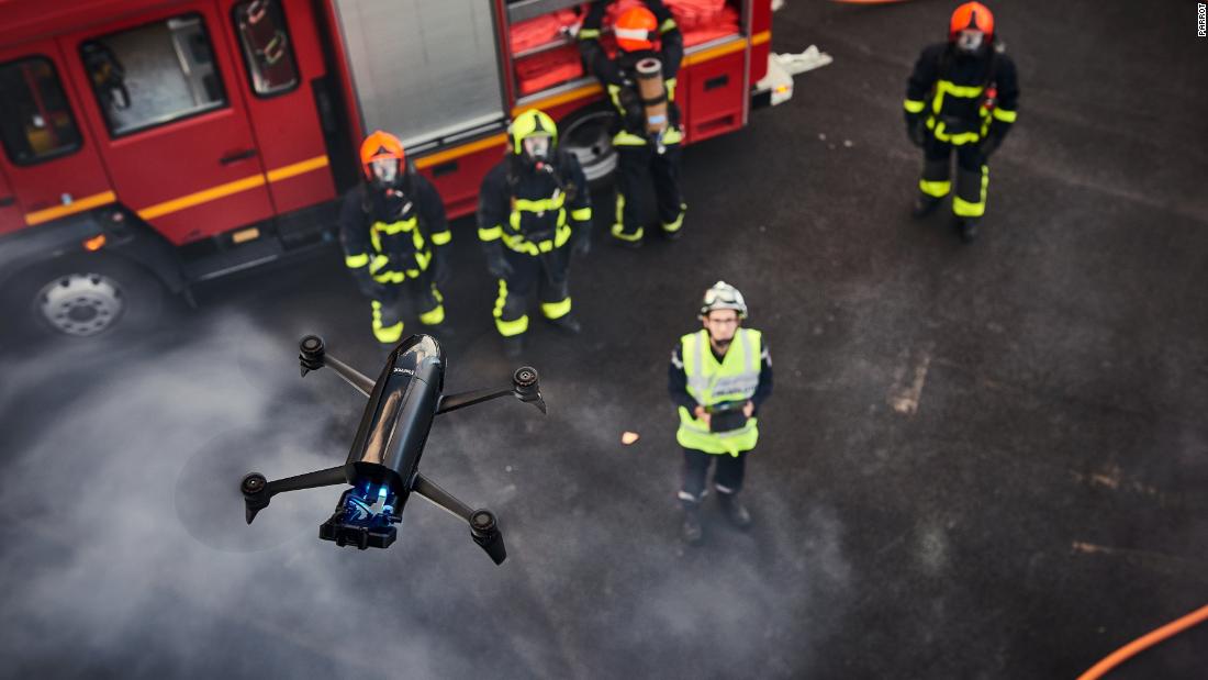 &lt;strong&gt;&lt;em&gt;Scroll through to see innovative drones around the world. &lt;/en&gt;&lt;/strong&gt;&lt;br /&gt;Parrot&#39;s Parrot Bebop-Pro Thermal drone can provide a live feed identifying heat signatures, such as those given off by a human body, or the hot spots of a burning building. As an inspection tool manually controlled by humans, it can be used by first-responders and in disaster-relief efforts. &lt;a href =&quot;http://money.cnn.com/2017/10/25/technology/parrot-bebop-pro-thermal-search-rescue-agriculture/index.html&cotización;&gt;&lt;strong&gt;Read more.&fuerte;/strong&es;&ltgta&gt;