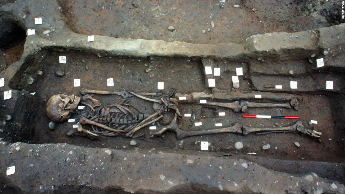 This images from 1986 shows the rare double grave, which is believed to belong to two high-ranking men within the Viking Great Army.
