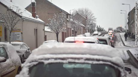 Snow snarls traffic across the French capital.