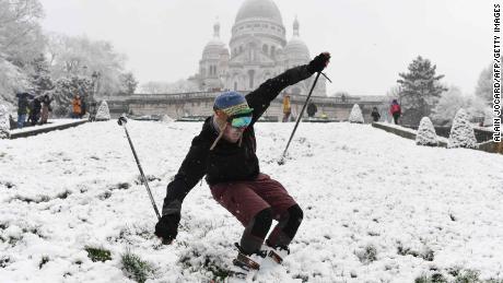 A man skiing on the snow-covered Montmartre hill.