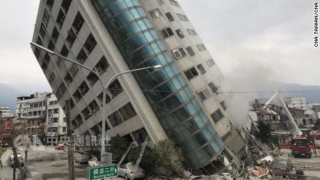 The Yun Men Tsui Ti building in Hualien leans over Wednesday after the earthquake. 