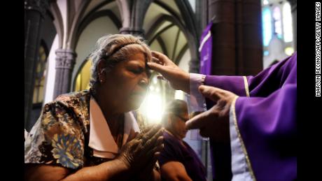 A Catholic faithful has a marked front on Ash Wednesday last year in the capital of El Salvador.