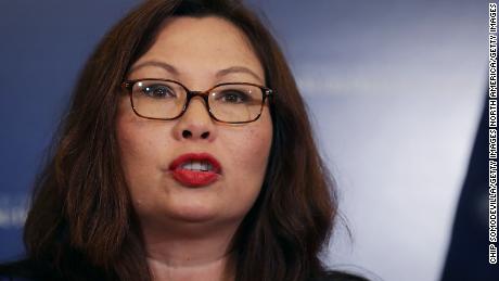   Duckworth does not join Dem's colleagues in calls to abolish ICE 