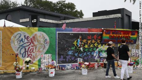 As pessoas visitam um memorial improvisado em Orlando em 12 de junho de 2017 - um ano após o tiroteio na boate Pulse. 