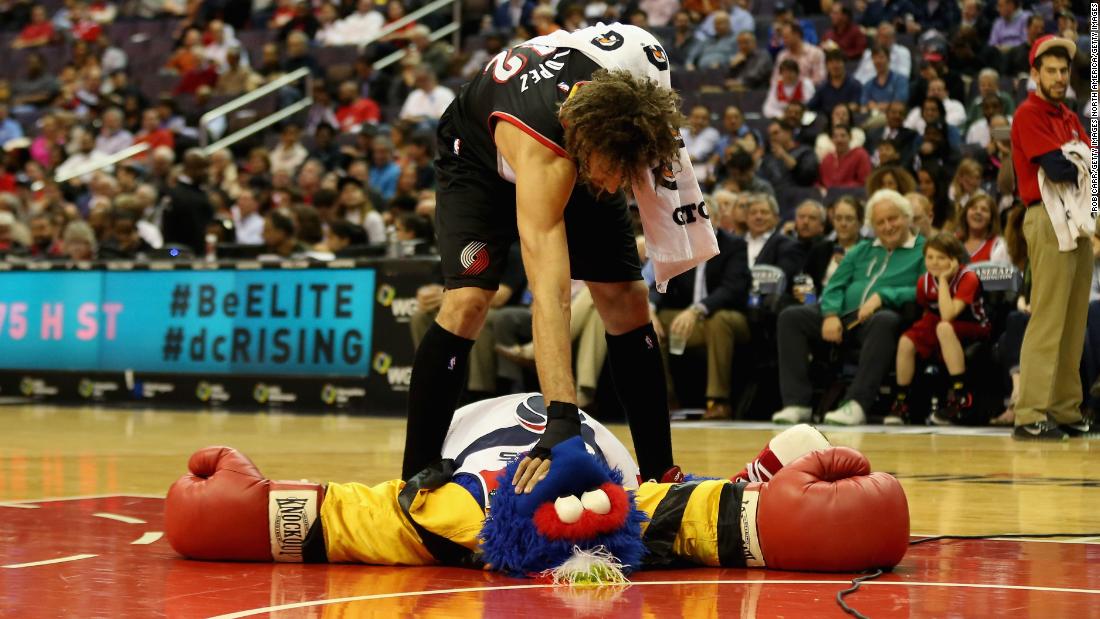 Why Does The Nba S Robin Lopez Keep Fighting With Team Mascots