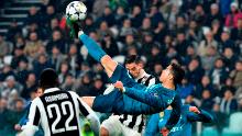 TOPSHOT - Real Madrid&#39;s Portuguese forward Cristiano Ronaldo (C) overhead kicks and scores during the UEFA Champions League quarter-final first leg football match between Juventus and Real Madrid at the Allianz Stadium in Turin on April 3, 2018. / AFP PHOTO / Alberto PIZZOLI        (Photo credit should read ALBERTO PIZZOLI/AFP/Getty Images)