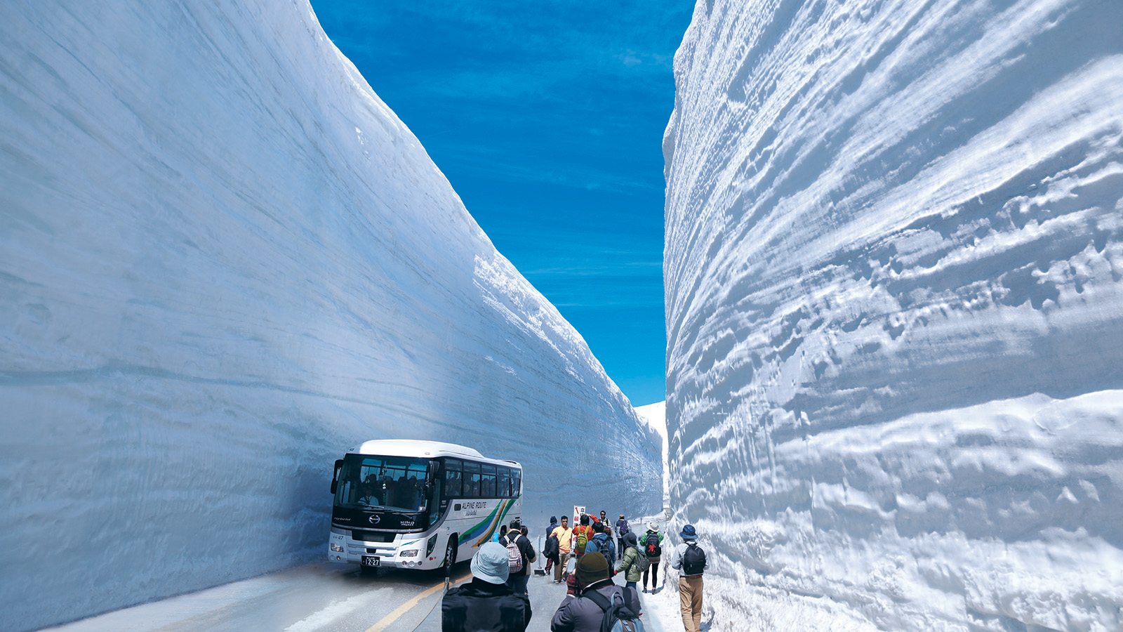 Cung đường chạy quanh núi, tuyết trắng xóa chất cao 17 mét ở Nhật Bản - 2