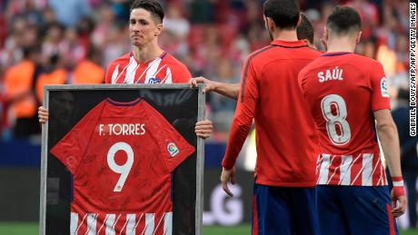 Torres was presented with a framed shirt signed by all his teammates and joined fans in a final rendition of the club&#39;s traditional anthem.
