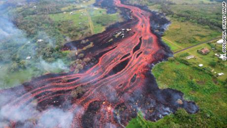 ハワイ&#39;s Kilauea volcano spews lava everywhere