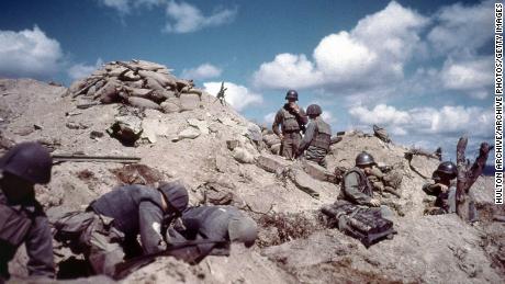 1952: US soldiers dig in to a hill in Korea during the Korean war 