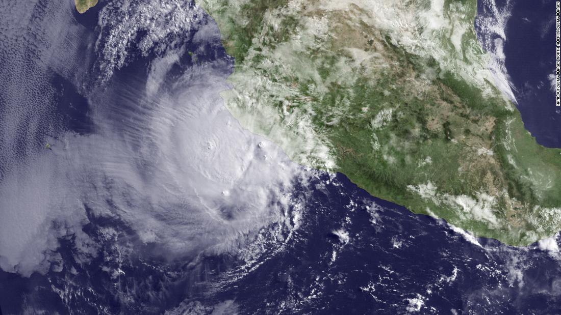 El huracán Bud se intensifica frente a las costas del Pacífico en