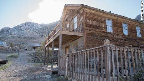 There are 22 buildings on the site of Cerro Gordo. 