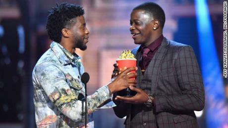 Chadwick Boseman verleiht dem Helden des Waffelhauses seinen MTV-Preis 