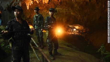   Thai soldiers take the power cable to the entrance of the Tham Luang Nang network The soldiers take the power cable to the entrance of the Tham network Luang Nang No cave 