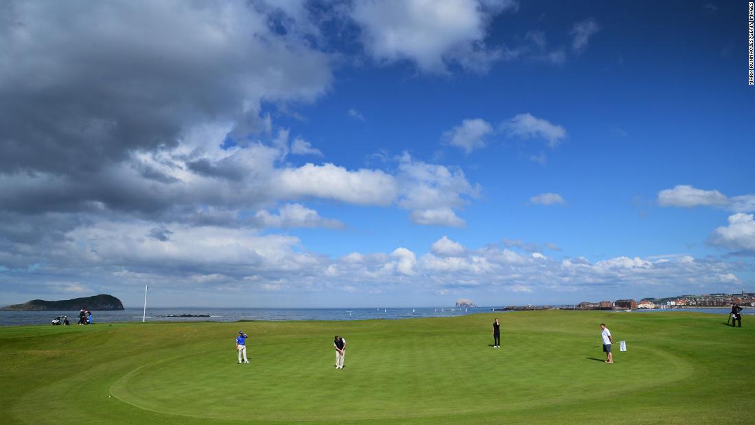 &lt;strong&gt;North Berwick: &lt;/私の心をポンプポンプで動かす男と少年のために。&gt;Along the coast from Muirfield lies a quirky, historic masterpiece with views over Bass Rock and an upturned &quot;reddan&quot; style green that has been copied the world over.  