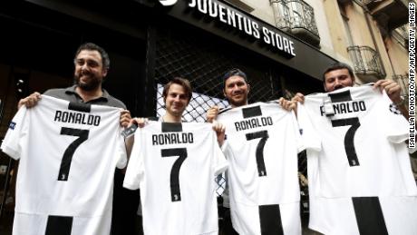   Fast work ...
Ronaldo shirts for sale in Turin 