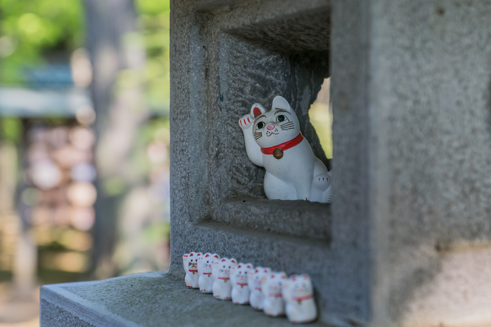 japanese waving cat meaning
