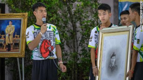   Ciach Ekkapol Chantawong, on the left, pays tribute to Saman Kunan, the SEAL of the Navy deceased Thai 