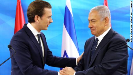   Netanyahu and Austrian Chancellor Sebastian Kurz shake hands at the same time. a joint press conference with the Prime Minister Jerusalem Office. 