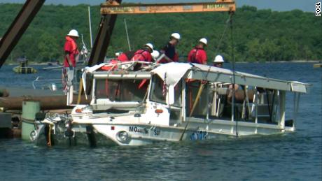 Duck boat operator sued for $  100 百万; complaint alleges boat canopy dragged 17 passengers to lake bottom