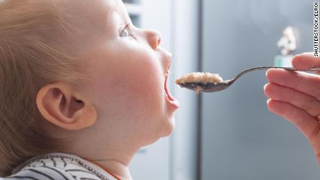 هیئت مشاوره ایالات متحده توصیه می کند بدون اضافه کردن قند برای نوزادان ، زیرا توصیه های اولیه تغذیه را شروع می کند