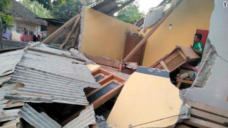   Earthquake kills 14 on the tourist island of Lombok in Indonesia 
