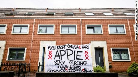 "Hier schlägt ein Ajax-Herz," liest 2017 ein Banner im Garten vor dem Nouri-Haus.