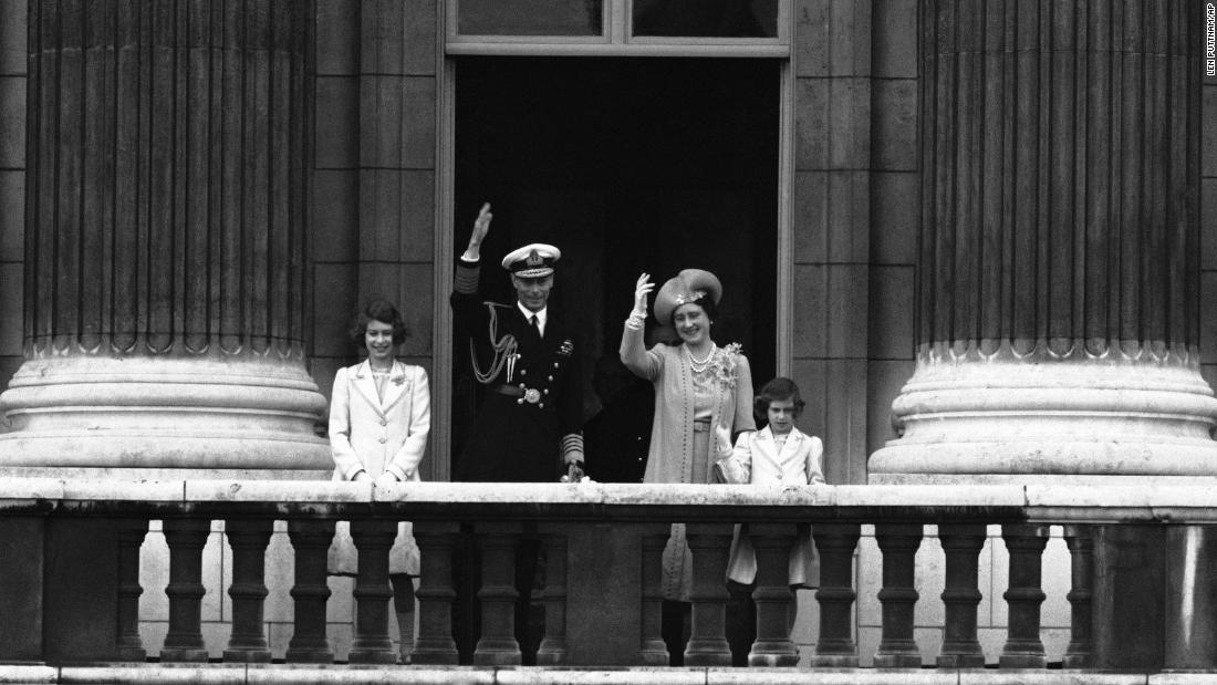 왼쪽에서, 엘리자베스 공주, 조지 6세, 엘리자베스 여왕과 마가렛 공주가 6월 버킹엄 궁전 발코니에서 군중에게 손을 흔들고 있다. 22, 1939.
