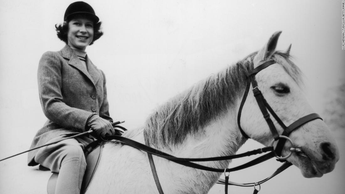 Elizabeth rides a horse in Windsor, イングランド, に 1940. Her love of horses has been well documented.
