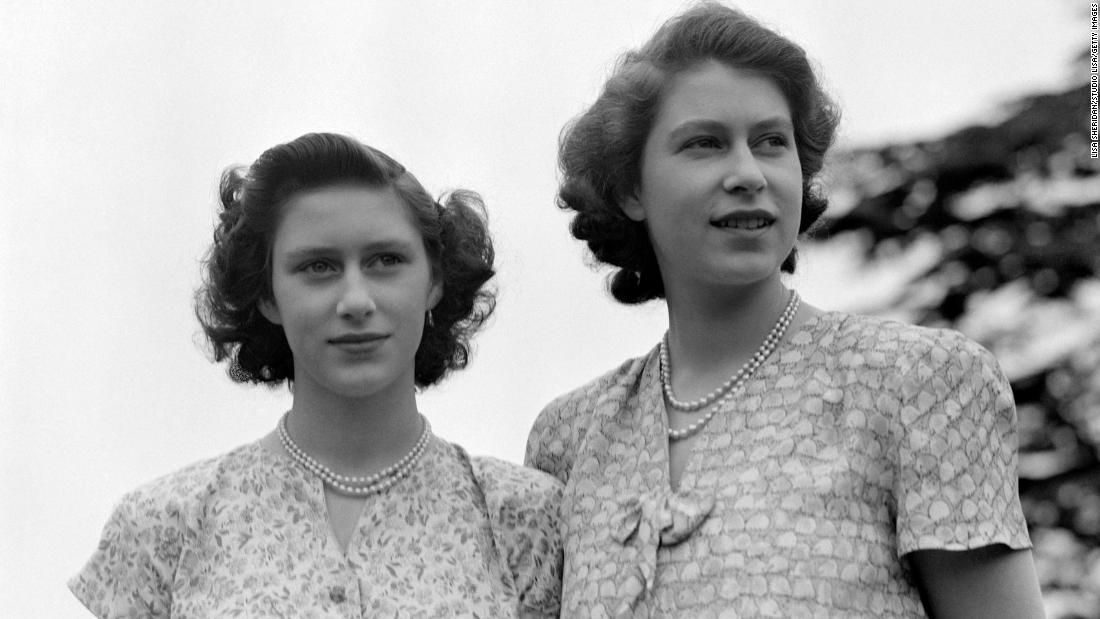 엘리자베스, 권리, and Princess Margaret wear summer dresses circa 1942. Margaret is Elizabeth&#39;마가렛 공주는 약 여름 드레스를 입는다..