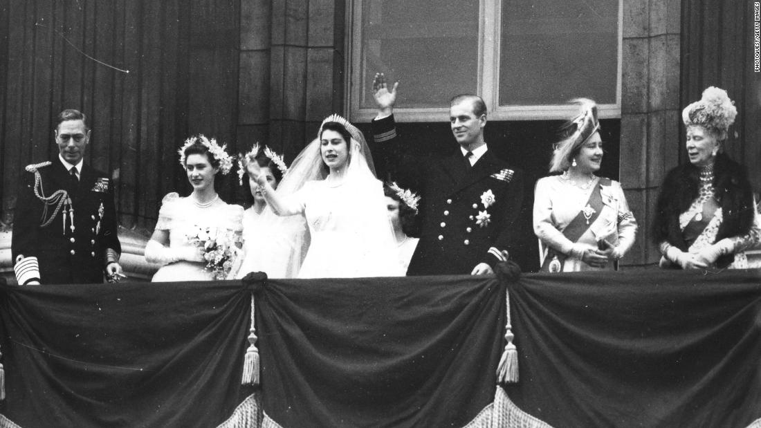 11月 20, 1947, Elizabeth wed Prince Philip, a lieutenant in the British Navy who had been born into the royal families of Greece and Denmark. After becoming a British citizen and renouncing his Greek title, Philip became His Royal Highness Prince Philip, Duke of Edinburgh. His wife became the Duchess of Edinburgh.
