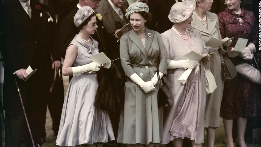 左から, Princess Margaret, Queen Elizabeth II and the Queen Mother visit Epsom Downs Racecourse in June 1958.