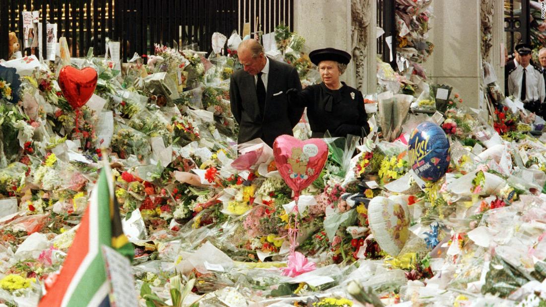 찰스는 왕위 계승 서열 2위다., 여왕과 필립 왕자는 비극적인 죽음을 맞은 다이애나비에게 바치는 꽃 공물을 보고 있다. 1997.