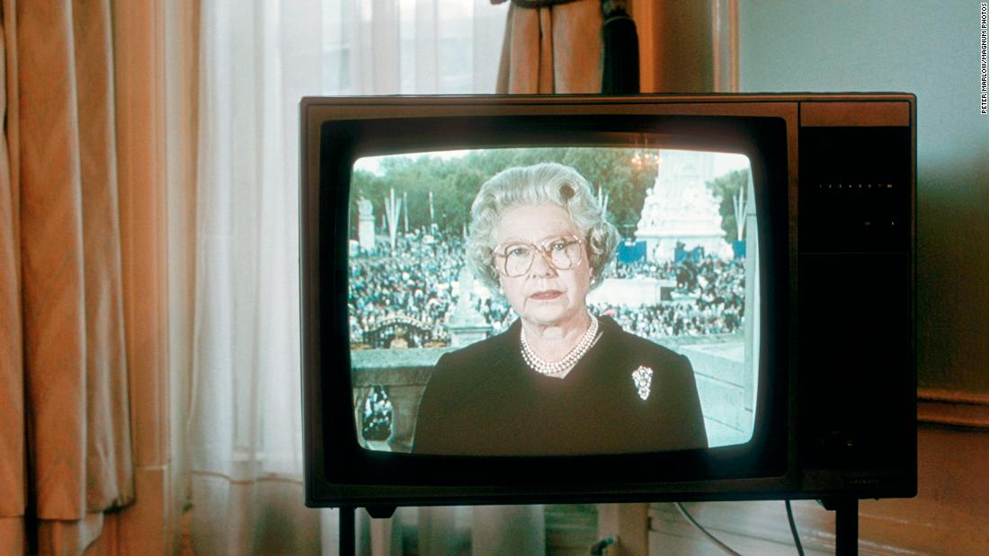 The Queen addresses the nation on the night before Princess Diana&#39;여왕과 필립 왕자는 비극적인 죽음을 맞은 다이애나비에게 바치는 꽃 공물을 보고 있다. 1997.