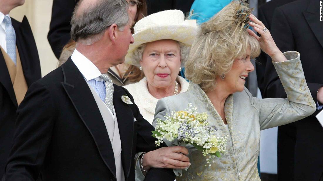 여왕과 필립 왕자는 비극적인 죽음을 맞은 다이애나비에게 바치는 꽃 공물을 보고 있다., 콘월 공작 부인, 4 월 2005.