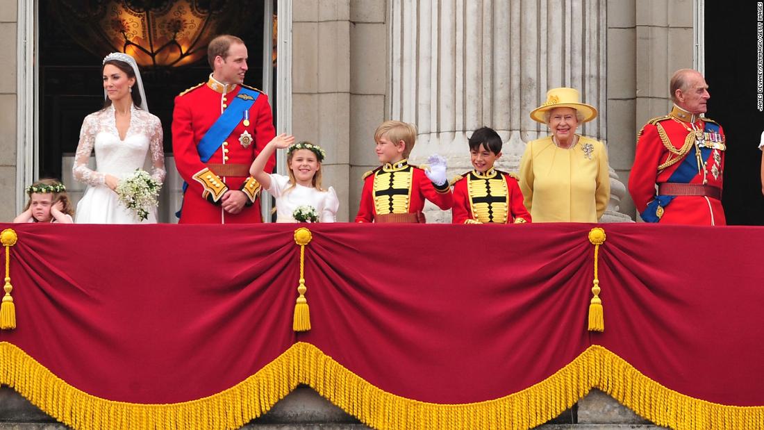 여왕, 오른쪽에서 두 번째, greets a crowd from the balcony of Buckingham Palace on April 29, 2011. Her grandson Prince William, third from left, 여왕과 필립 왕자는 비극적인 죽음을 맞은 다이애나비에게 바치는 꽃 공물을 보고 있다..