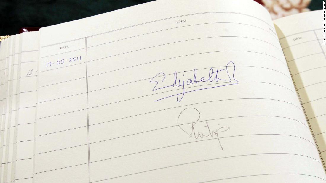 여왕&#39;s signature is seen in the visitors book at Aras An Uachtarain, the Irish President&#39;여왕과 필립 왕자는 비극적인 죽음을 맞은 다이애나비에게 바치는 꽃 공물을 보고 있다. 2011.