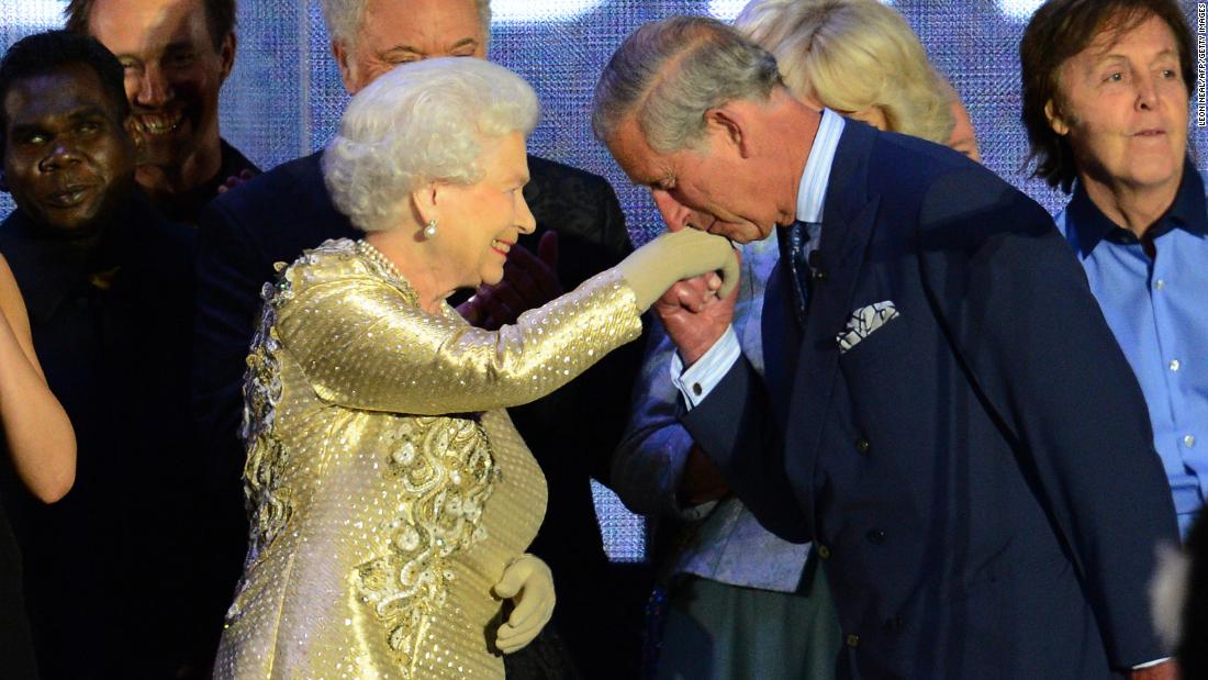 Prince Charles kisses his mother&#39;s hand on stage as singer Paul McCartney, 맨 오른쪽, looks on at the Diamond Jubilee concert in June 2012. The Diamond Jubilee celebrations marked Elizabeth&찰스 왕세자가 어머니에게 키스하다ueen.