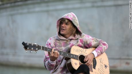 Justin Bieber plays a surprise acoustic set in front of Buckingham Palace on September 18, 2018. 