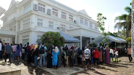 Maldivian voters living in Sri Lanka are lining up to vote at the Maldives High Commission in Colombo on September 23, 2018.