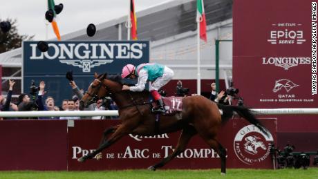 Jockey Frankie Dettori, on his horse Enable, races to win the 96th Qatar Prix de l&#39;Arc de Triomphe horse race at the Chantilly racecourse, north of Paris on October 1, 2017. 
Frankie Dettori won a record fifth Prix de l&#39;Arc de Triomphe as 10-11 favourite Enable stormed to victory at Chantilly. The three-year-old John Gosden-trained filly Enable got off to a fast start and was perfectly placed when Dettori unleashed her in the home straight to easily beat Cloth of Stars (25-1) into second by two and a half lengths, with Michael Stout&#39;s Ulysses (9-1) third.
 / AFP PHOTO / Thomas SAMSON        (Photo credit should read THOMAS SAMSON/AFP/Getty Images)