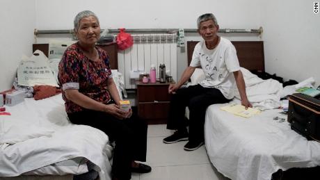 Cao Ruizhe et son huband, Yao Shuping, sont assis dans leur chambre d'hôtel louée dans l'attente de son prochain traitement contre le cancer.