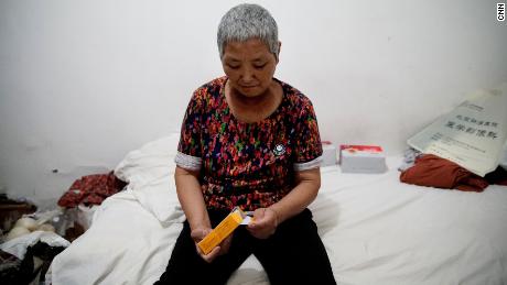 Cao Ruizhe dans sa chambre d'hôtel louée, dans l'attente de son prochain traitement contre le cancer.
