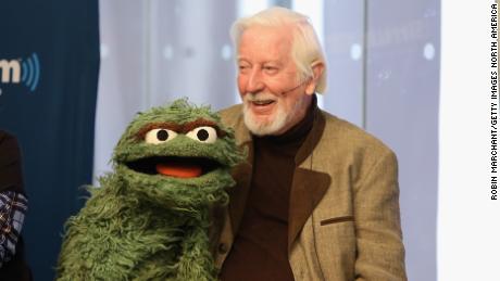 Caroll Spinney with Oscar the Grouch in 2014