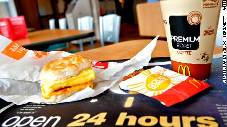 Un repas McMuffin aux œufs saucisses avec pommes de terre rissolées et café.