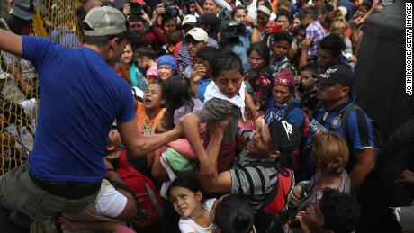 Migrant caravan presses north toward US border