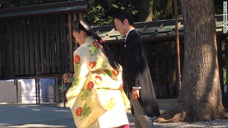 Princess Ayako of Japan wore an uchiki outer dress embroidered with pink flowers and green leaves and a dark purple hakama before her wedding ceremony.